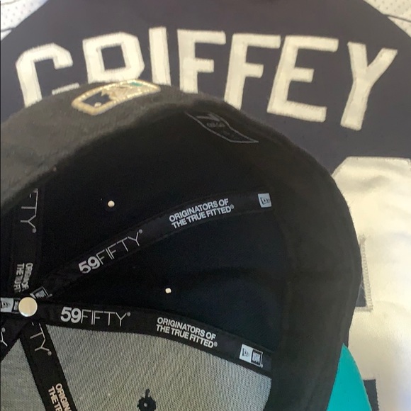 SOLD🚨BOGO ❤️ Seattle Mariners Jersey & Hat! - Picture 2 of 2